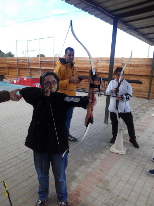 grupo de integrandes tirando con arco