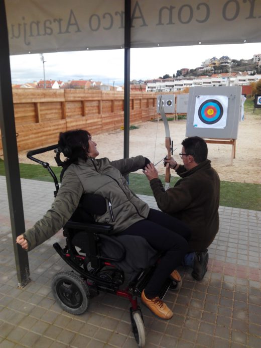 Ayudando a tirar con arco a grupo integrandes